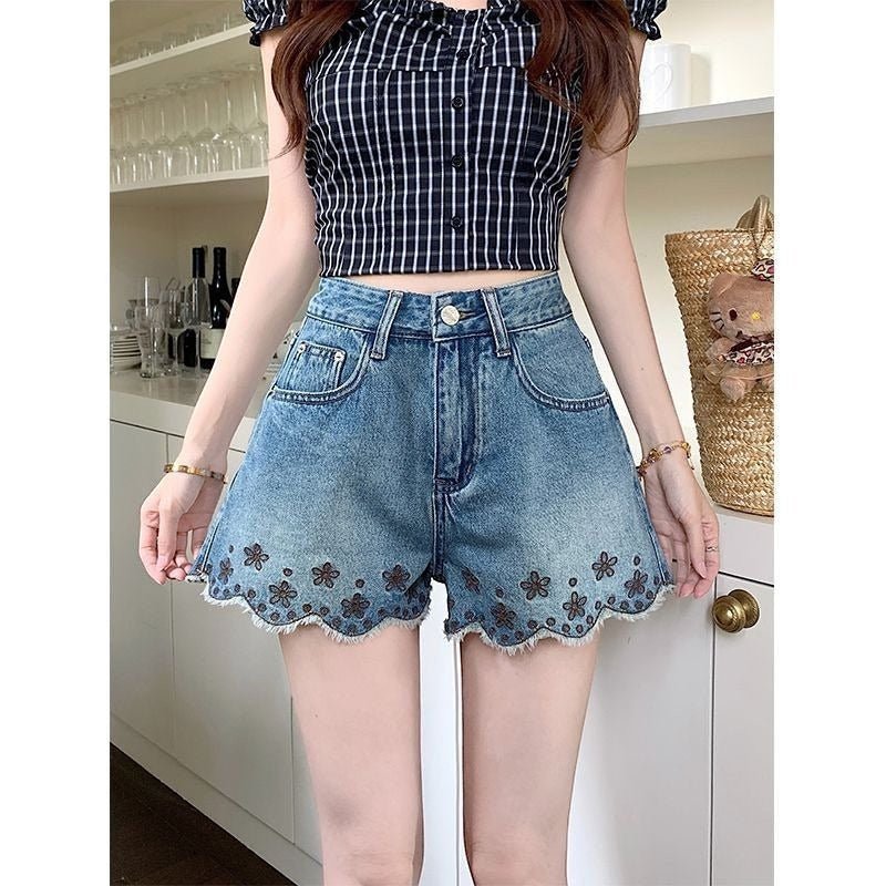 ZOFIA ATELIER blue denim shorts with floral embroidery and scalloped hem. Mid-rise waist.
