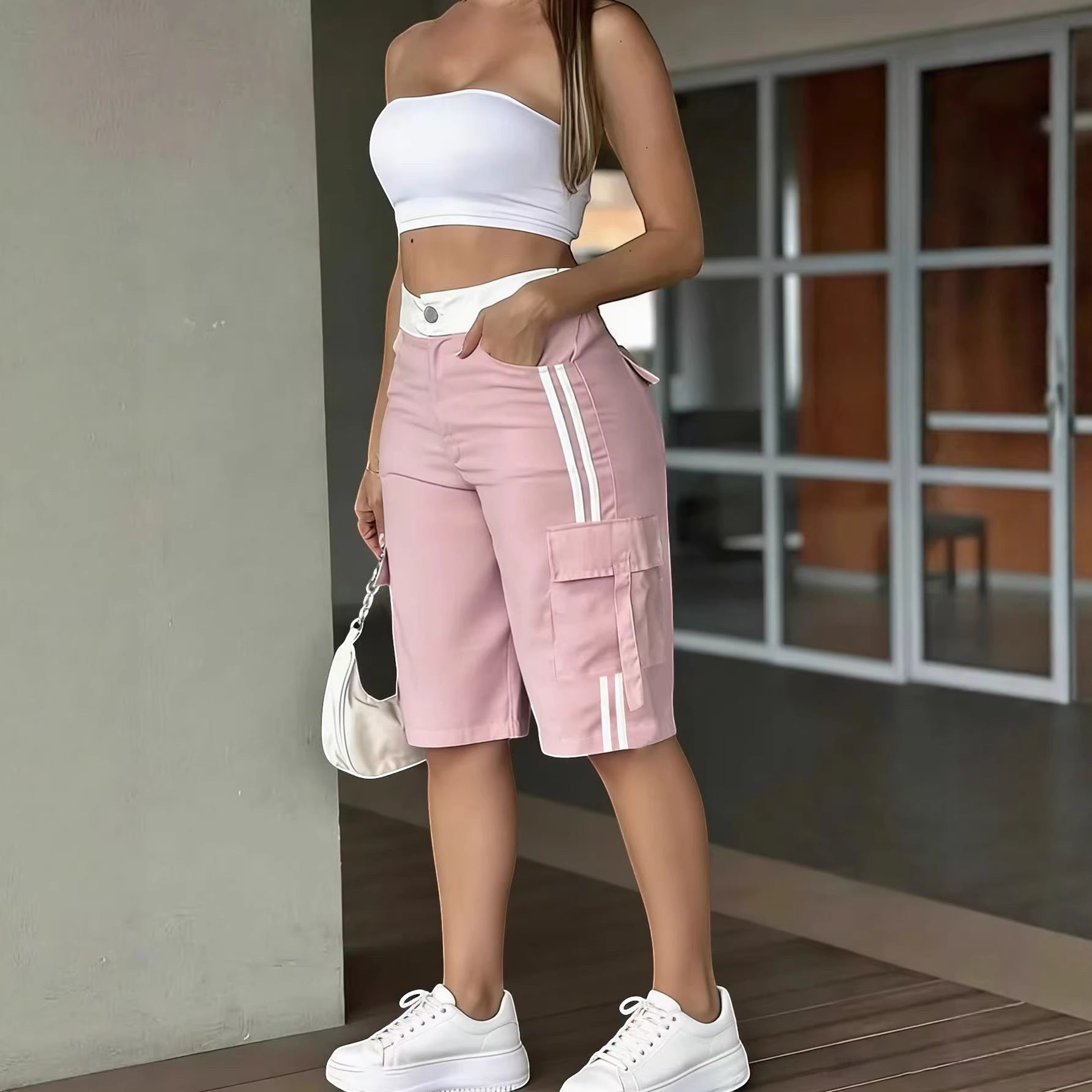 ZOFIA ATELIER calças cargo curtas rosa de cintura subida em poliéster com detalhes de riscas brancas.