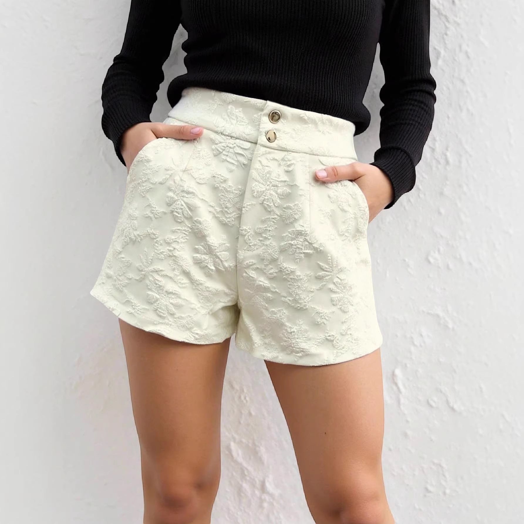 ZOFIA ATELIER calções de jacquard creme com bordado floral, cintura subida e botões dourados.